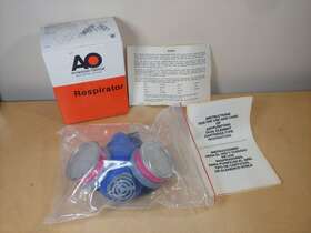 50635-00000 American Optical Ao S6000 Respirator With Filter Cartridges - 11026c
