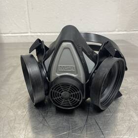 7-1509-2 Msa Half Face Respirator With 2-piece Neckstrap